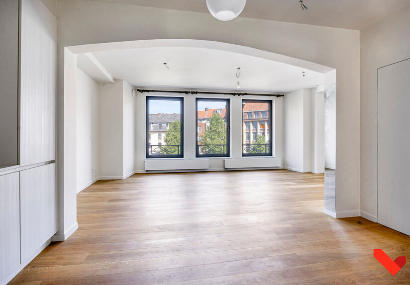 In het bruisende centrum van Leuven, met zicht op het levendige Rector De Somerplein en de Sint-Pieterskerk, bevindt zich dit volledig vernieuwde appartement met één slaapkamer.

De grote troef van dit appartement is zonder twijfel de open leefruimte me