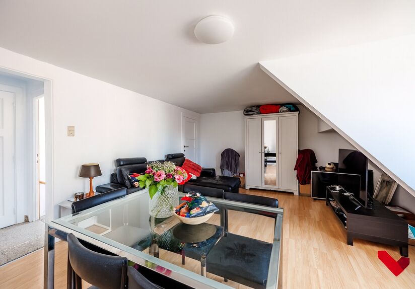 Te renoveren 1-slaapkamerappartement met inpandige garage in hartje Leuven

Ben je op zoek naar een charmant appartement in het bruisende centrum van Leuven? Dan is dit pand in de Ravenstraat, op de hoek met de Mussenstraat, misschien wel precies wat je z