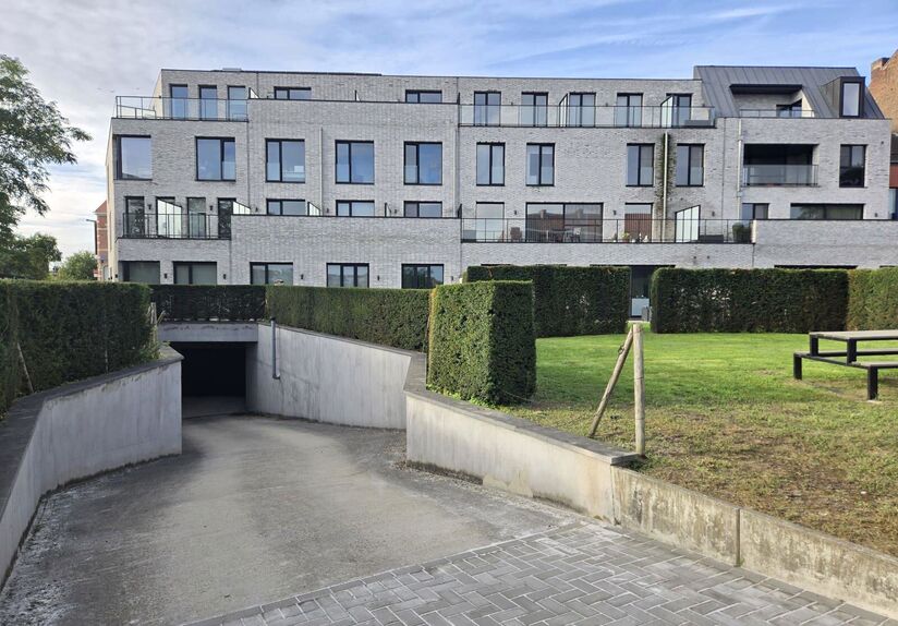 Ontdek de perfecte parkeeroplossing aan de ring van Leuven! Deze autostaanplaats is gelegen op een uitstekende locatie met ondermeer de kantoorgebouwen aan het station en de Philipssite vlakbij. Daarnaast is de ruime parkeerplek vlot bereikbaar, modern en