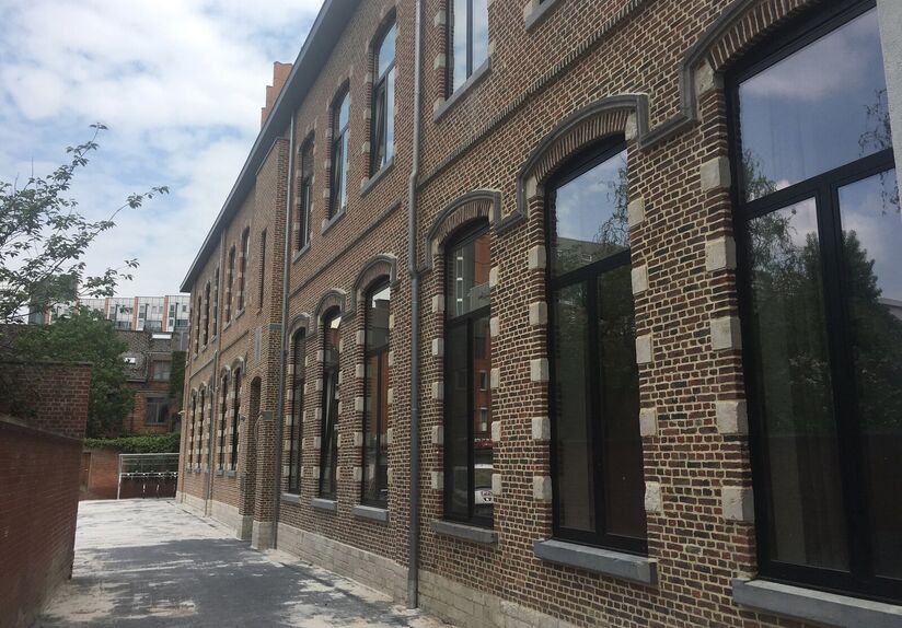 Nouvelle chambre d'étudiant avec salle de bain privée au rez-de-chaussée. La chambre est meublée d'un lit, d'un bureau, d'un réfrigérateur et d'une armoire. L'éclairage et les rideaux sont également fournis. Il y a une grande cuisine commune avec 