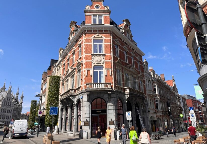 Bienvenue dans ce spacieux appartement en duplex au c&oelig;ur de Louvain !

Ce duplex pr&ecirc;t &agrave; emm&eacute;nager est situ&eacute; en plein centre-ville. C'est le logement id&eacute;al pour ceux qui recherchent l'ambiance dynamique de la ville combin&eacute;e &agrave; une excellente accessi