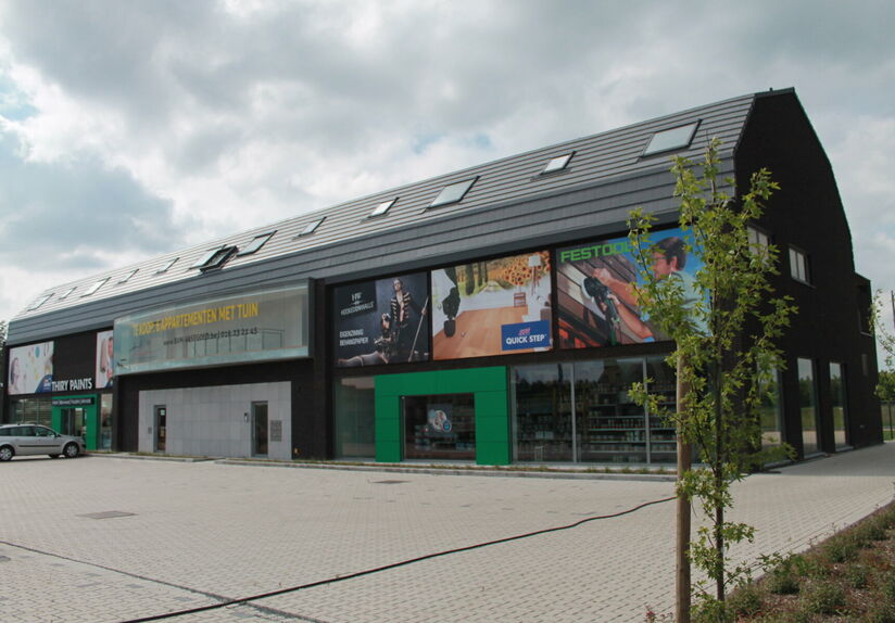 Au-dessus de la boutique de Thiry Paints se trouvent des appartements duplex très spacieux avec une vue imprenable. Au premier étage, on entre par un couloir dans un espace de vie très spacieux avec une cuisine ouverte entièrement équipée. A côté,