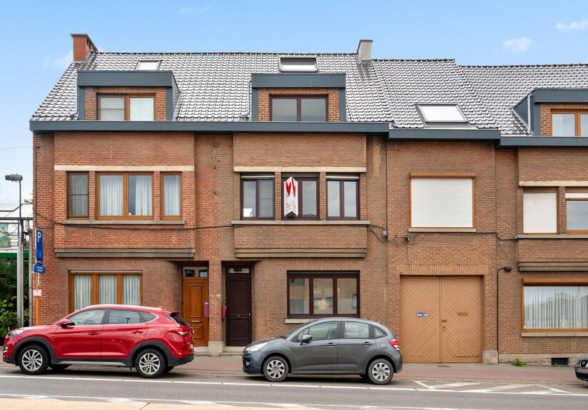 Welcome to Herent! This charming terraced house enjoys an excellent location, just minutes from Leuven and close to the highway. This ensures easy access to surrounding cities and popular local employment hubs such as IMEC and Gasthuisberg.
The entrance