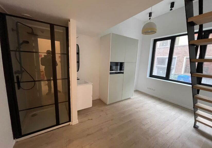 This move-in-ready room at Onze-Lievevrouwstraat 50 is ideal for anyone looking for peace and quiet while staying close to city life. Located just 350 metres from the Botanical Garden, the room is within walking distance of university buildings, shops, pu
