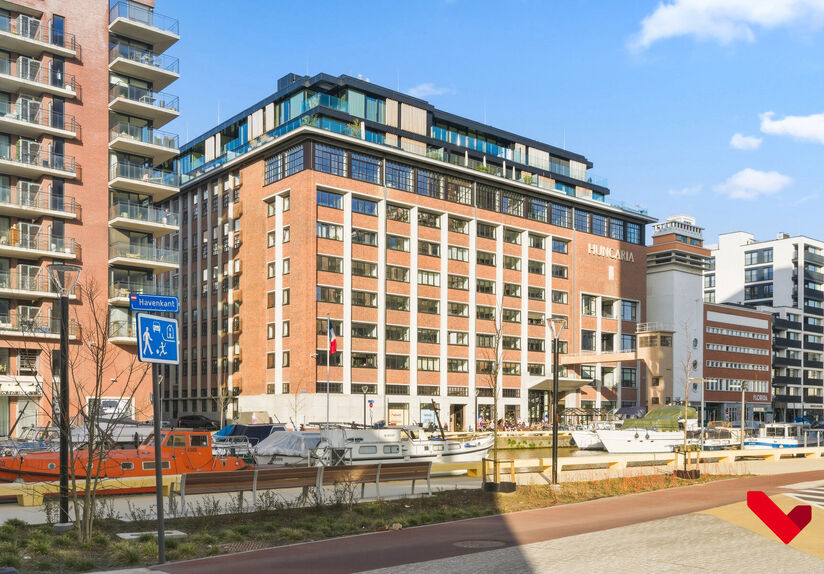 Are you looking for a stylish, move-in-ready studio in a prime location in Leuven? This unique duplex studio on the 6th floor of the Hungaria Residence offers an exceptional combination of space, light, and contemporary living comfort.
The Hungaria Resid