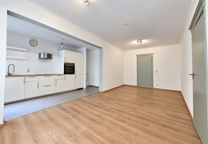 Welcome to Leuven! Are you looking for a cozy, bright, and move-in ready apartment in an absolute prime location? This ground-floor apartment in Residence Lovania has recently been refreshed and repainted, giving it a fresh and well-maintained appearance.