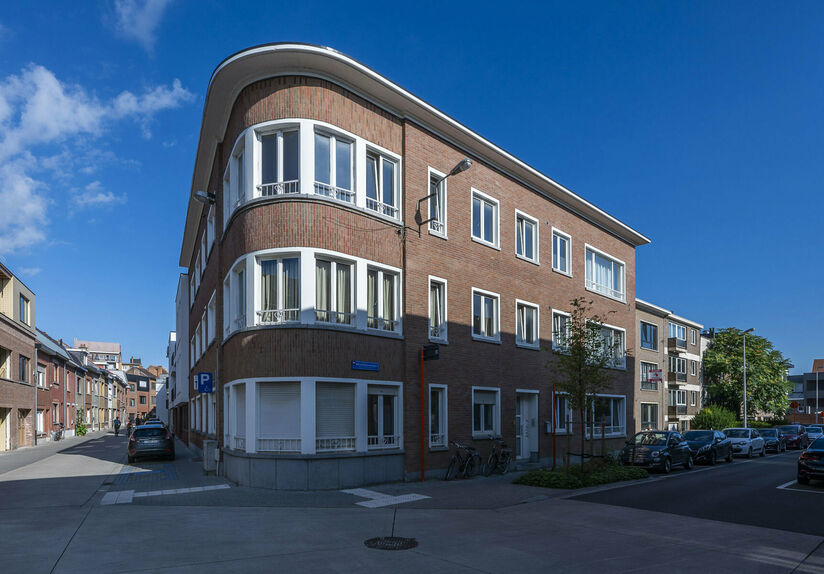 Discover this great apartment in a prime location in Heverlee, on the ground floor of Alfred Delaunoislaan 20. With 2 spacious bedrooms and a beautiful terrace patio, this apartment offers a unique opportunity for those looking for comfortable and stylish