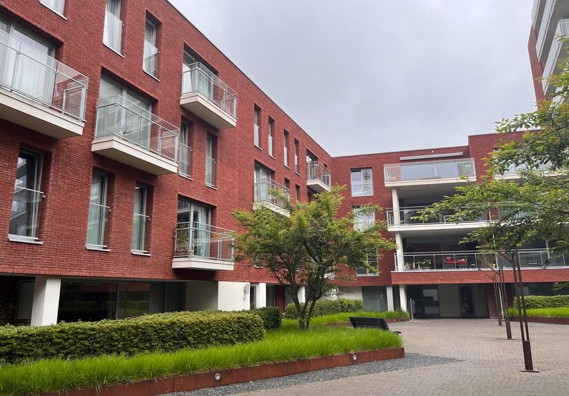 Ruime en volledig gemeubelde studio op het gelijkvloers van residentie Waterside, aan de Leuvense Vaartkom. Vlakbij het centrum en met vlotte verbinding naar E40 en E314.

De studio van 52 m&sup2; beschikt over:
- Ingebouwde muurkast
- Berging met toilet
- Op