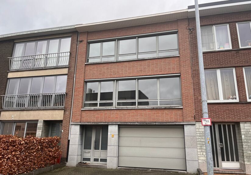 Ruime rustig gelegen bel-étage woning te huur in centrum Kessel-Lo, vlak aan Michottepark, op wandelafstand van grootwarenhuis, station, openbaar vervoer en op fietsafstand van centrum Leuven. Deze woning omvat op het gelijkvloers, een ruime inkomhal met