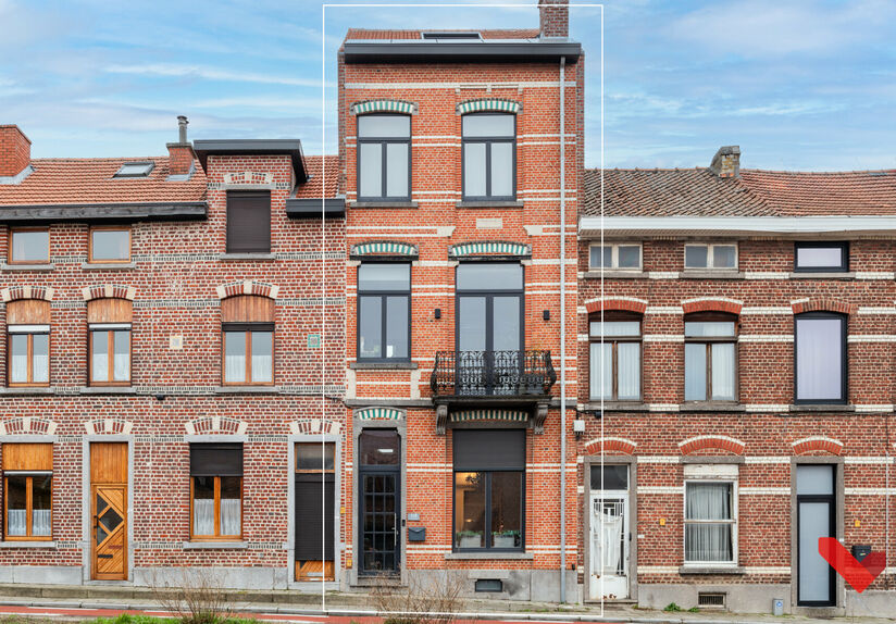 Prachtig herenhuis op de ring van Leuven, gebouwd in 1903 en volledig gerenoveerd tussen 2014 en 2022. Deze moderne woning combineert hedendaags comfort met authentieke charme en biedt een unieke woonervaring. Met maar liefst 4 ruime slaapkamers en een be