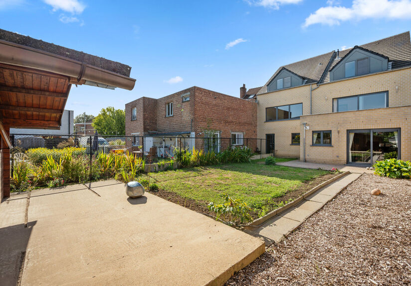 Welkom in Wilsele! Op een boogscheut van Leuven, de vaart en de vijvers van Bellefroid vindt u deze ruime en instapklare combinatie van een studio op het gelijkvloers en een duplex op de eerste en tweede verdieping, die als één geheel wordt verkocht.
D