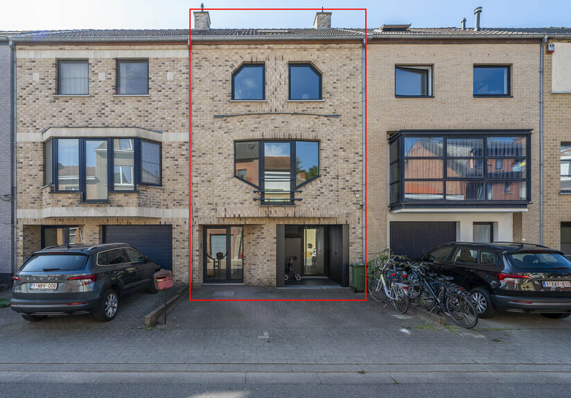 Prachtige woning met zorgunit te koop in Heverlee.
De ruime woonst omvat 5 slaapkamers (+1 in de zorgunit).
Beiden units beschikken over een ruim zonneterras en een gemeenschappelijke tuin die toegankelijk is via een buitentrap.
De zorgunit is volledig af