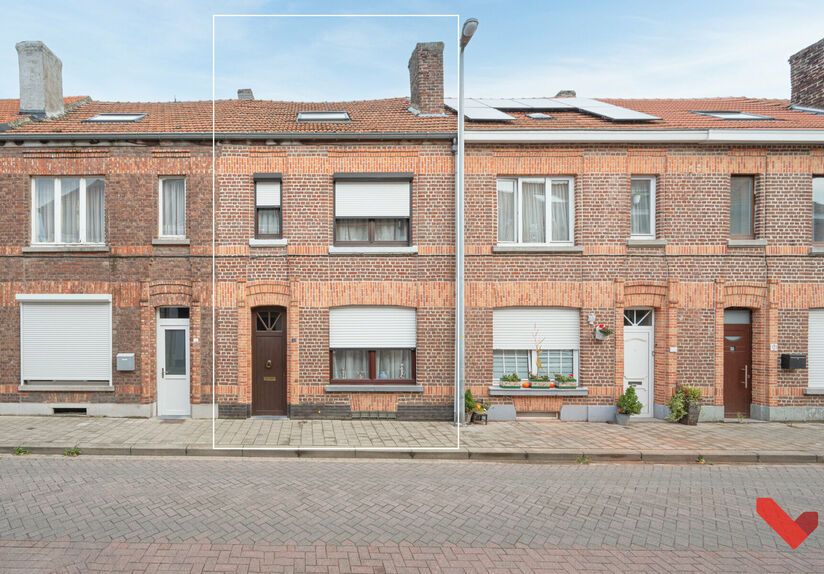 Stap binnen in deze ruime woning in de Pastorijstraat, Tienen, die klaarstaat om nieuw leven ingeblazen te worden. Deze woning biedt een geweldige kans voor degenen die op zoek zijn naar een project om hun eigen stempel op te drukken.

Bij binnenkomst val