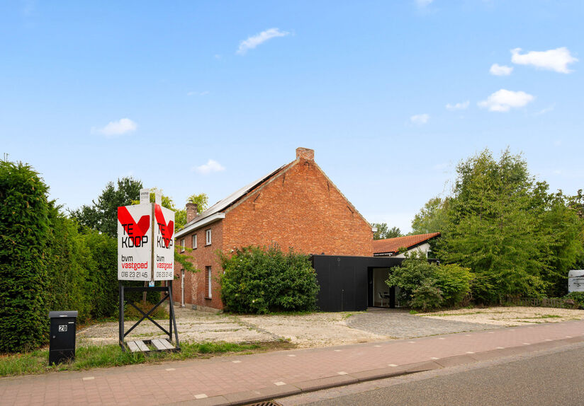 Bienvenue à Holsbeek ! Cette propriété d'exception bénéficie d'un emplacement privilégié, à proximité de toutes les commodités. Entièrement rénovée en 2016, elle a notamment permis la création d'une salle de répétition, d'un studio et d'un