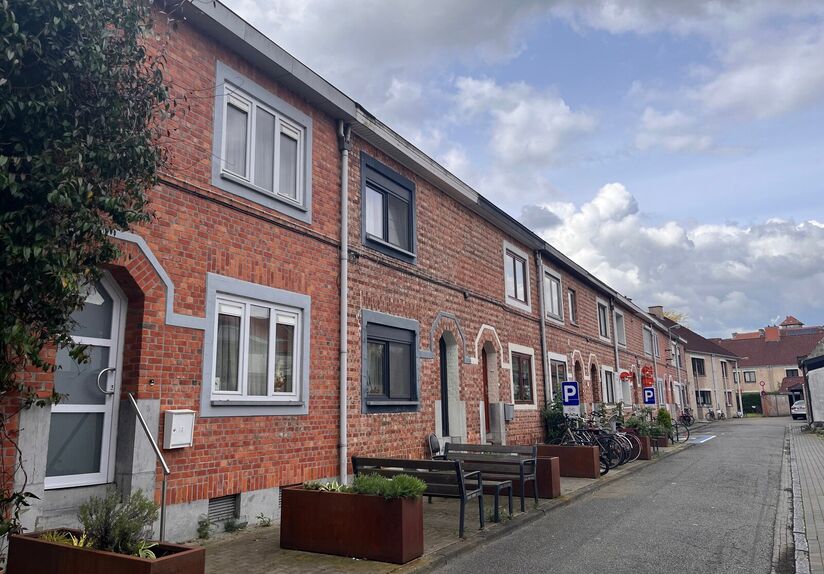 Cette solide maison des années 30 est située dans l'une des rues les plus agréables et les plus calmes de Louvain. Elle a été entièrement rénovée et se compose comme suit : hall d'entrée, séjour ouvert avec cuisine adjacente entièrement équip