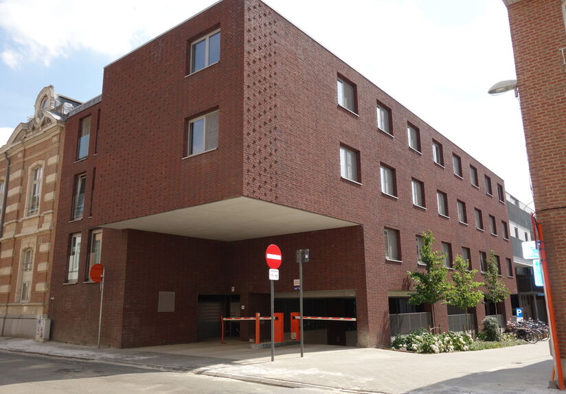 Parking souterrain ouvert à louer dans la Résidence Cartijnenveld. Il est situé dans le parking souterrain sous l'ancienne police d'État. L'accès se fait par la Dagobertstraat et dispose d'un portail à fermeture électrique.
Immédiatement disponibl