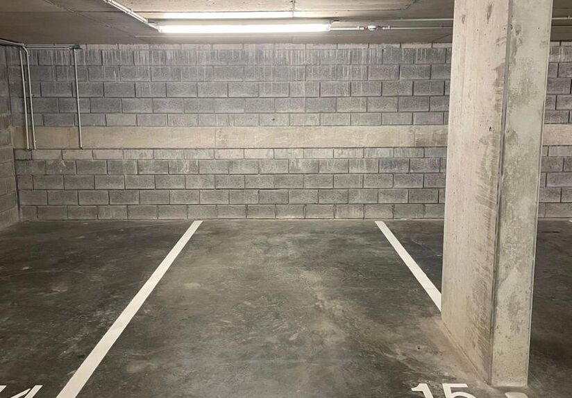 Découvrez la solution de stationnement idéale en plein cœur animé de Louvain ! Cette place de parking bénéficie d'un emplacement de choix et dispose d'un portail automatique sécurisé. L'accès s'effectue au moyen d'une clé et d'un badge.
Caract