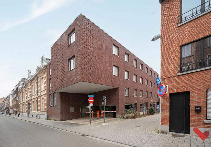 Spacieux parking souterrain à vendre dans la Residentie Cartijnenveld, situé dans le centre de Louvain, dans le parking souterrain de l'ancienne Rijkswachtskazerne au niveau -1. L'accès se fait par la Dagobertstraat et dispose d'un portail à fermeture
