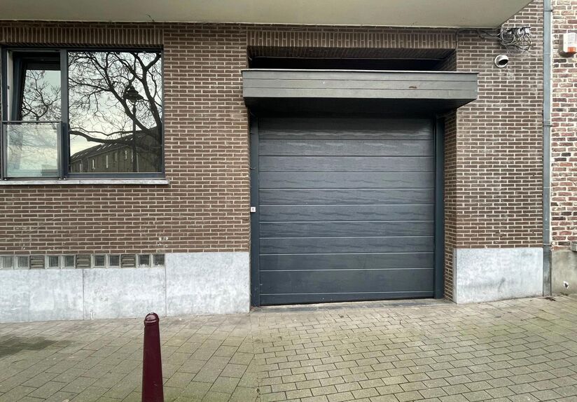 A vendre : place de parking souterrain à proximité de l'autoroute. Disponible immédiatement. Accès par la rue. Idéal pour un étudiant, un habitant du quartier ou un travailleur à proximité qui souhaite pouvoir garer sa voiture rapidement et en to