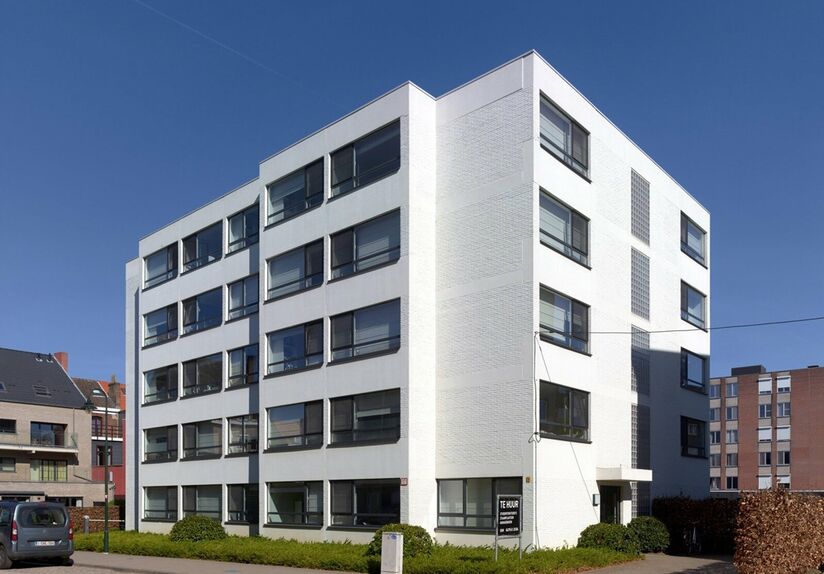 Welcome to this spacious student studio located in the heart of Leuven! 
This spacious studio has an installed kitchenette, its own sanitary facilities and a separate sleeping area.
Thanks to the large windows, you can also enjoy pleasant natural daylight