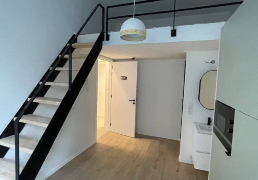 This ready-to-use room at 50 Onze-Lievevrouwstraat is ideal for those looking for tranquility and proximity to city life. Located only 350 meters from the Kruidtuin, the room is within walking distance of university buildings, stores, public transportatio