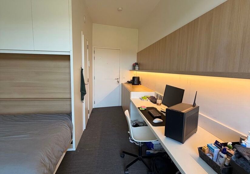 Welcome to this well-maintained and comfortable student room.

The room is for individual use only and is furnished with a bed, desk, chair, bookshelf, wardrobe, and blinds. It also has private sanitary facilities with shower and toilet, as well as hot an