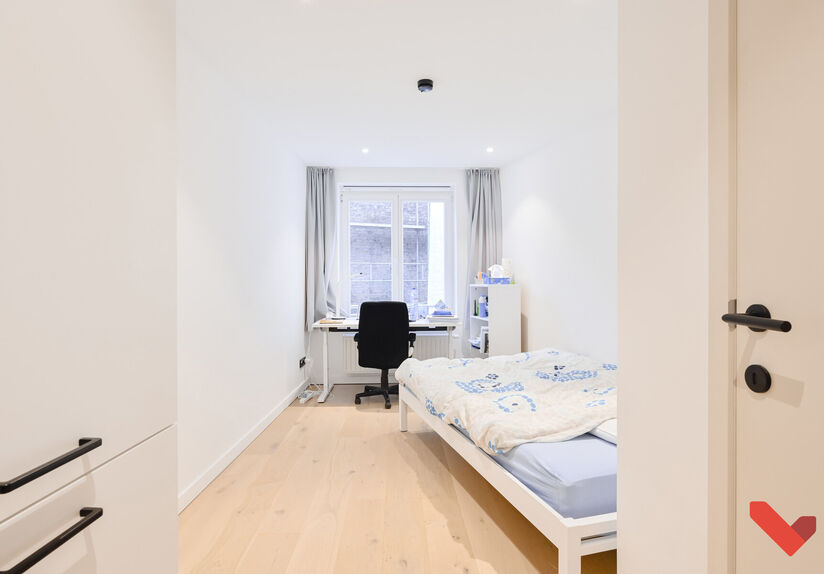 This charming and fully renovated student room is located in a prime location, right on the Vismarkt.

The room features a built-in unit with a refrigerator and microwave oven, as well as a private bathroom with a toilet, shower, and washbasin. It is also
