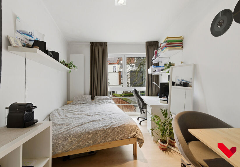 Welcome to Leuven! This cozy studio is located on the bustling Tiensestraat, a location known not only for its lively atmosphere but also for its excellent accessibility. Public transport, shops, and sports facilities are all nearby, and all faculties are