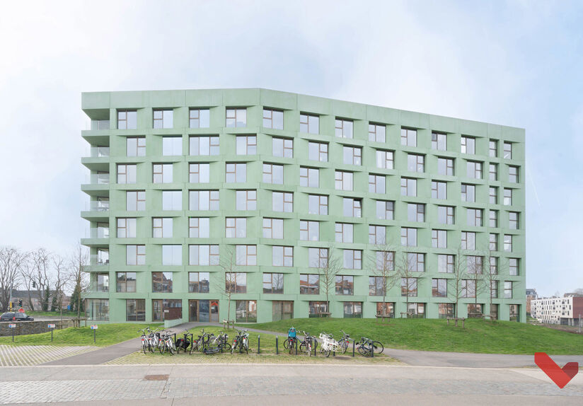 Welkom in deze verzorgde en comfortabele studentenkamer.
De kamer is louter voor individueel gebruik en is bemeubeld met een bed, bureau, stoel, boekenrek, kleerkast en lamellen. Daarnaast beschikt de kamer over eigen sanitair met douche en toilet, evena