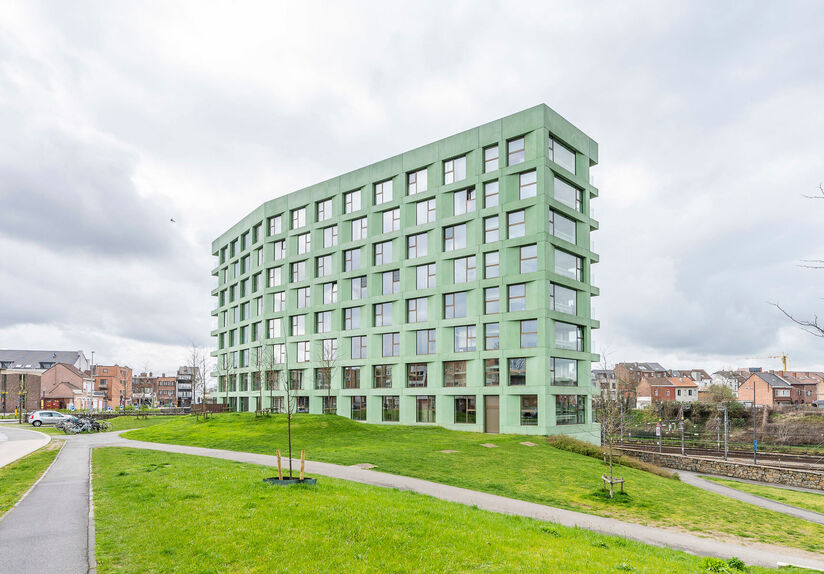 Welkom in deze verzorgde en comfortabele studentenkamer.

De kamer is louter voor individueel gebruik en is bemeubeld met een bed, bureau, stoel, boekenrek, kleerkast en lamellen. Daarnaast beschikt de kamer over eigen sanitair met douche en toilet, evena
