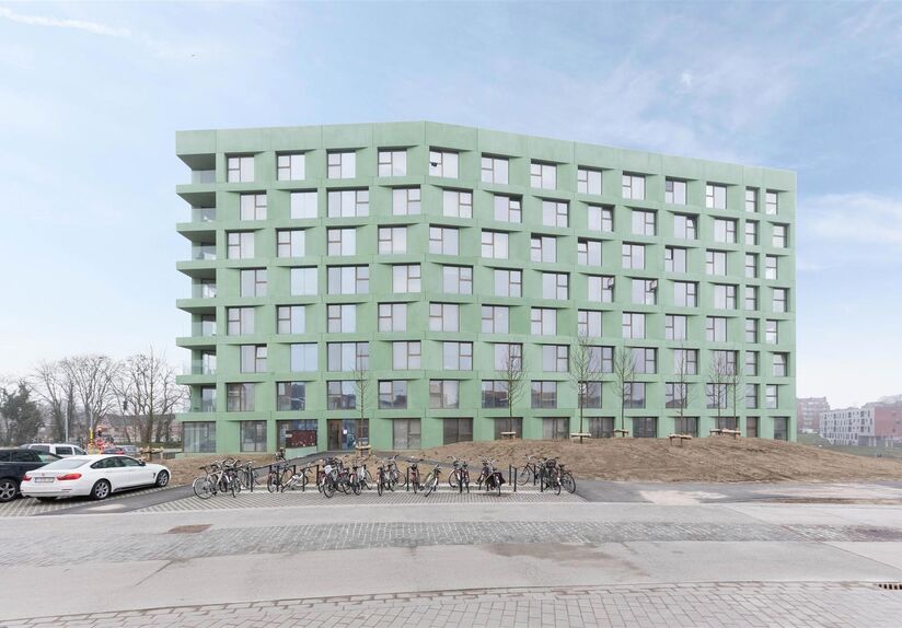 Welkom in deze verzorgde en comfortabele studentenkamer.

De kamer is louter voor individueel gebruik en is bemeubeld met een bed, bureau, stoel, boekenrek, kleerkast en lamellen. Daarnaast beschikt de kamer over eigen sanitair met douche en toilet, evena