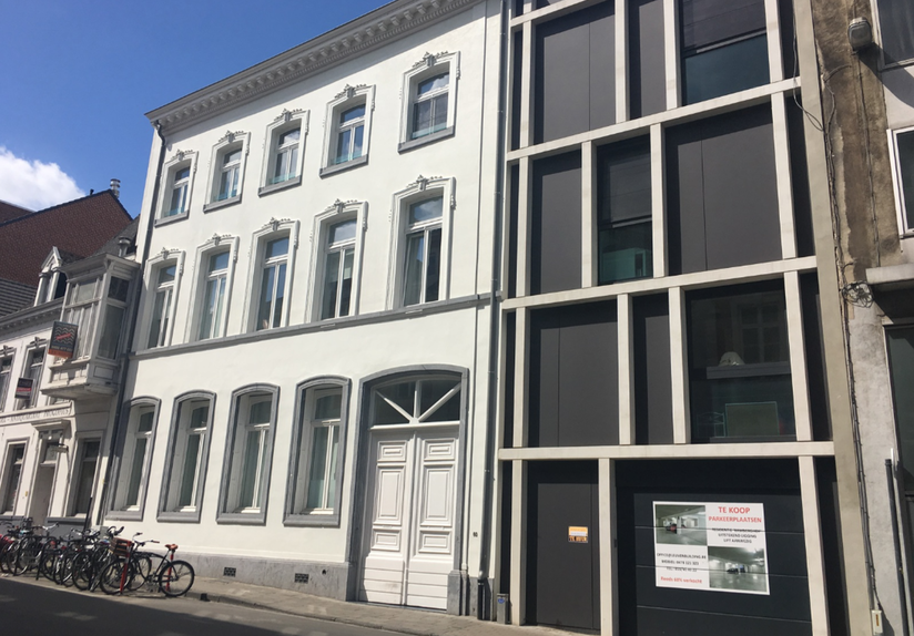 Luxueuze studio, van maar liefst 28 m&sup2; en met eigen privatief terras van 23m&sup2; in hartje Leuven nabij Grote en Oude Markt. Deze kamer bevindt zich op het gelijkvloers aan de achterkant en geniet van een prachtig uitzicht over de tuin. De studio heeft eig