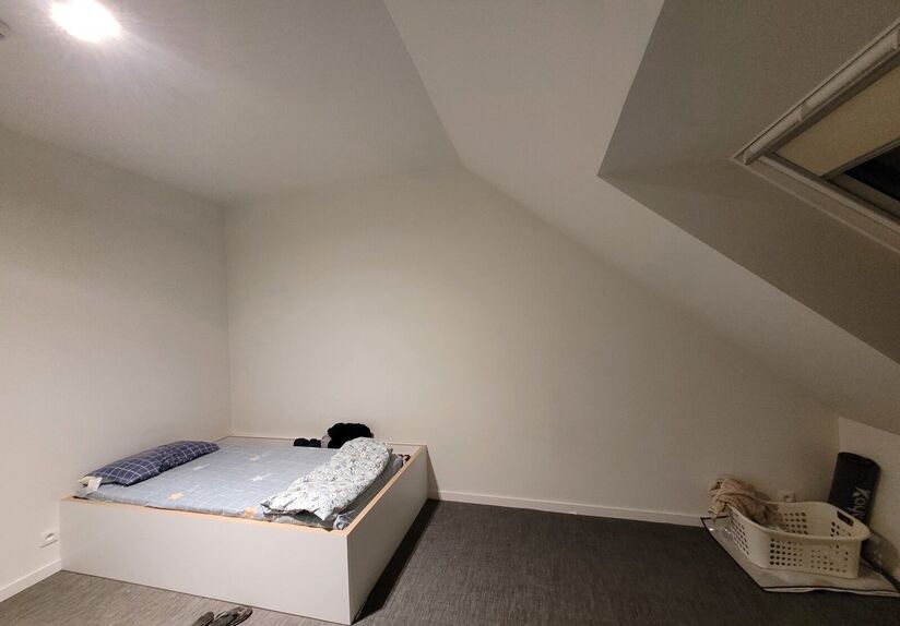 Ruime, nieuwe studentenkamer te huur in residentie ACE in de Fonteinstraat. De studentenkamer ligt op de 2de verdieping en is gemeubeld. 
De kamer bevindt zich op de zolder, waardoor er net iets meer plaats is en je een velux hebt voor verluchting. 

Besc