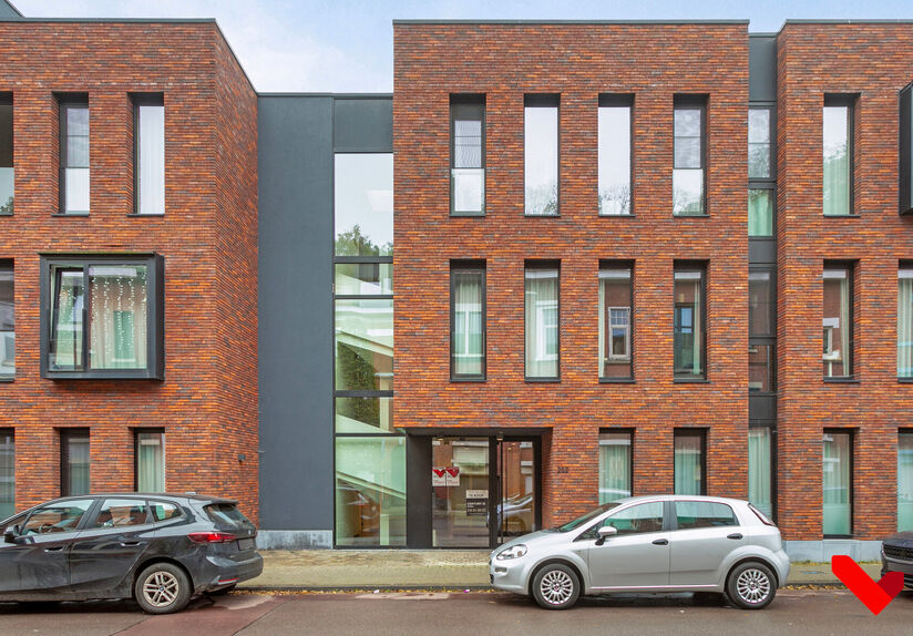 Studentenkamer gelegen in een gezellige studentenresidentie op toplocatie. Deze kamer is gemeubeld en heeft eigen sanitair (douche en toilet).
In het gehuurde goed zijn de volgende (nuts)voorzieningen/diensten aanwezig, dewelke gedeeld worden met de ander