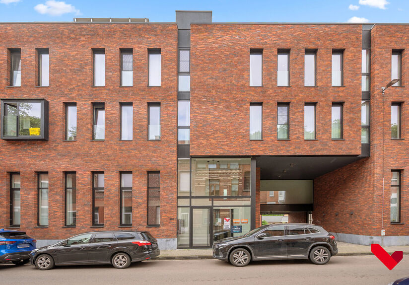 Studentenkamer gelegen in een gezellige studentenresidentie op toplocatie. Deze kamer is gemeubeld en beschikt over: een bed, bureau, kleerkast en frigo.
In het gehuurde goed zijn de volgende (nuts)voorzieningen/diensten aanwezig, dewelke gedeeld worden m