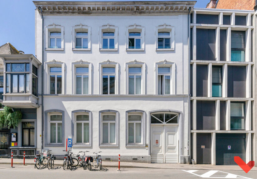 Luxueuze studio, van maar liefst 28 m² en met eigen privatief terras van 23m² in hartje Leuven nabij Grote en Oude Markt. Deze kamer bevindt zich op het gelijkvloers aan de achterkant en geniet van een prachtig uitzicht over de tuin. De studio heeft eig