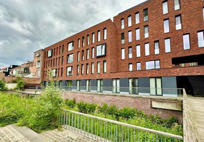 Studentenkamer gelegen in een gezellige studentenresidentie op toplocatie.
In het gehuurde goed zijn de volgende (nuts)voorzieningen/diensten aanwezig, dewelke gedeeld worden met de andere bewoners: een ingerichte keuken, ruime living, fietsenberging, tv