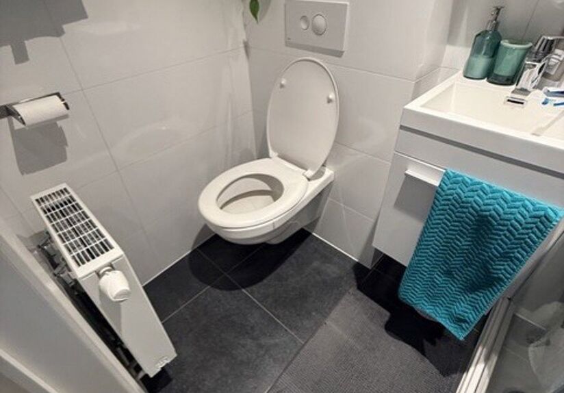 Ben je op zoek naar een comfortabele studentenkamer? Dan is deze gezellige studentenkamer misschien wel iets voor jou. De kamer beschikt over een eigen badkamer met sanitair. Daarnaast kan je gebruikmaken van een gemeenschappelijke keuken, een aangename o