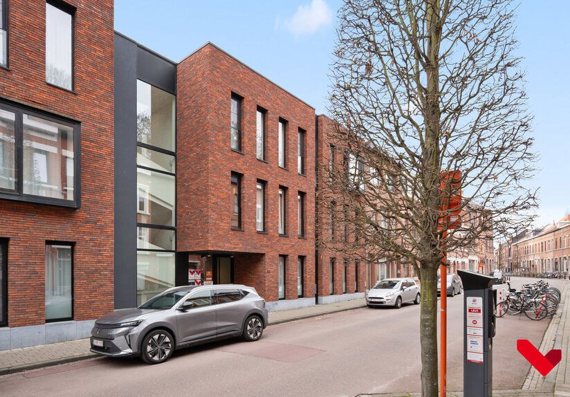 Deze mooie en uitstekend onderhouden studentenkamer biedt alles wat je nodig hebt voor een comfortabel verblijf in Leuven. De kamer beschikt over een eigen badkamer met douche en toilet, een vast bureaumeubel, voldoende kastruimte en een privéfrigo.
De