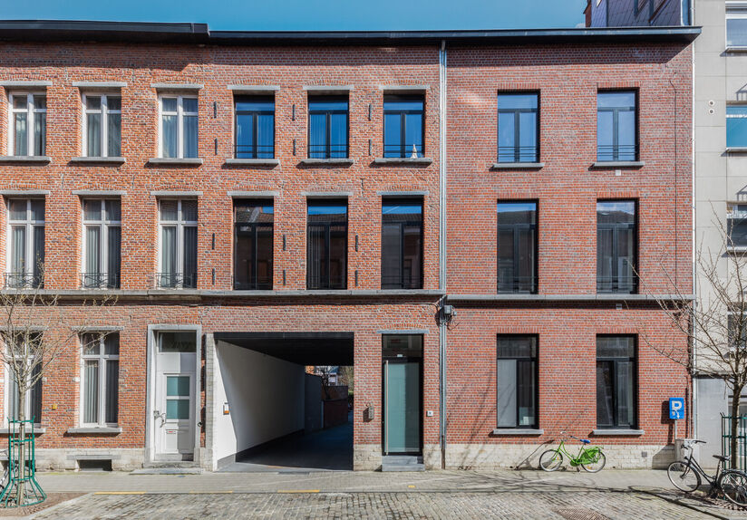 Nieuwe studentenkamer in de vorm van triplex in prestigieus project, Campus Vital. Deze studentenkamer bevindt zich op het eerste verdiep. Men heeft het slaapgedeelte in duplexvorm en de badkamer als benedenverdiep. De kamer is gemeubeld met bed, bureau, 