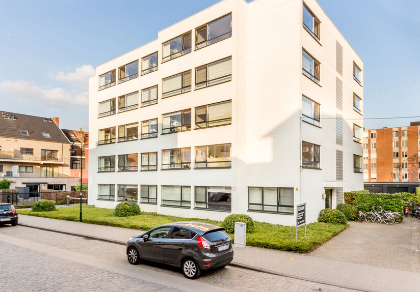 VOOR ACADEMIEJAAR 2026-2027
Welkom in deze ruime studentenstudio gelegen in hartje Leuven!
Deze ruime studio beschikt over een ge&iuml;nstalleerde kitchenette, eigen sanitair en een ge&iuml;nstalleerd meubel met opklapbaarbed.
Dankzij de grote raampartijen kan u 