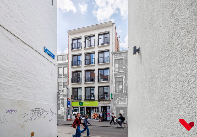 In Residentie Central Park, gelegen aan de rand van het park en op wandelafstand van verschillende voorzieningen, bevindt zich deze bemeubelde studentenkamer.

De kamer bevindt zich op de vierde en hoogste verdieping van het gebouw. Dankzij de ligging aan