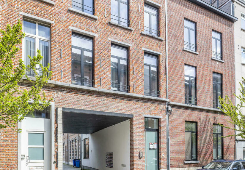 Mooie recente studentenkamer met eigen sanitair in prestigieus project "Campus Vital", in hartje Leuven.

Deze duplex-kamer, met uitkijk op het binnenplein, is gelegen op de eerste verdieping in de achterbouw van deze studentenresidentie. 

De kamer is ge