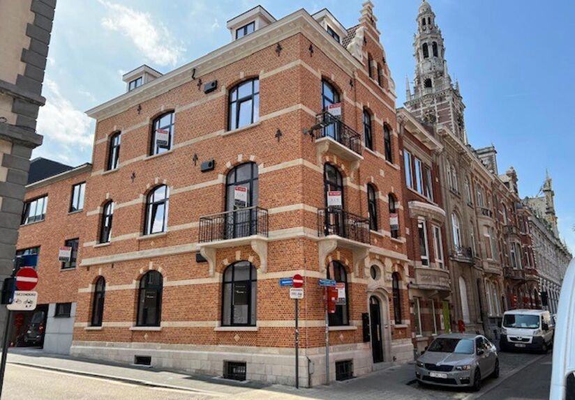 Situé au cœur de Louvain, dans un bâtiment de caractère.
Ce studio est un rêve pour étudier. Il est équipé d'une salle de bain privée avec toilettes, douche et lavabo.
Meublé de manière classique et équipé d'une double plaque de cuisson, d'un
