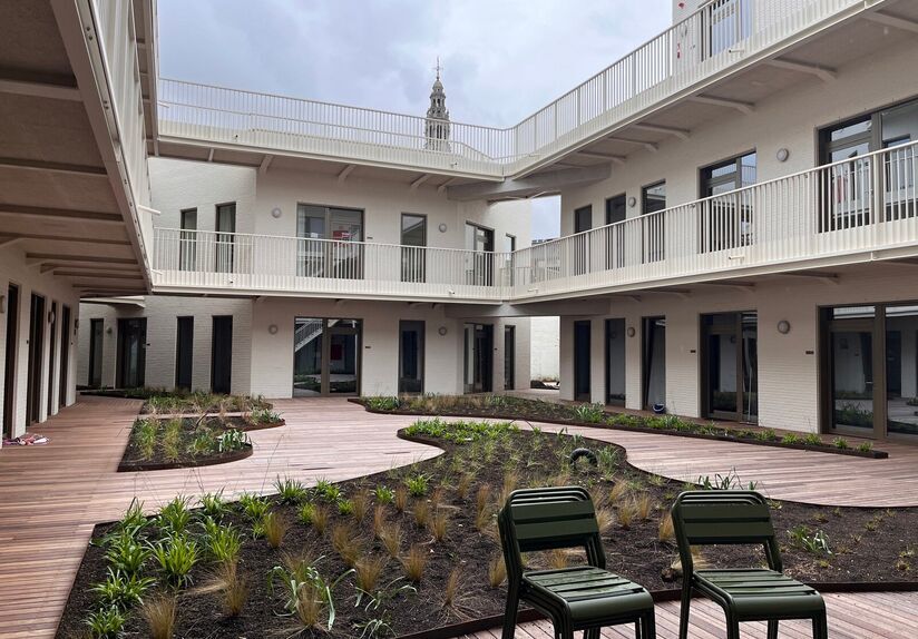 La résidence YOU, située au milieu de la Bondgenotenlaan, est le nouveau lieu de prédilection des étudiants. Ce studio confortable est situé à l'arrière, en rez-de-jardin, et mesure 28 m². Le studio comprend un bureau, une table à manger, une cui
