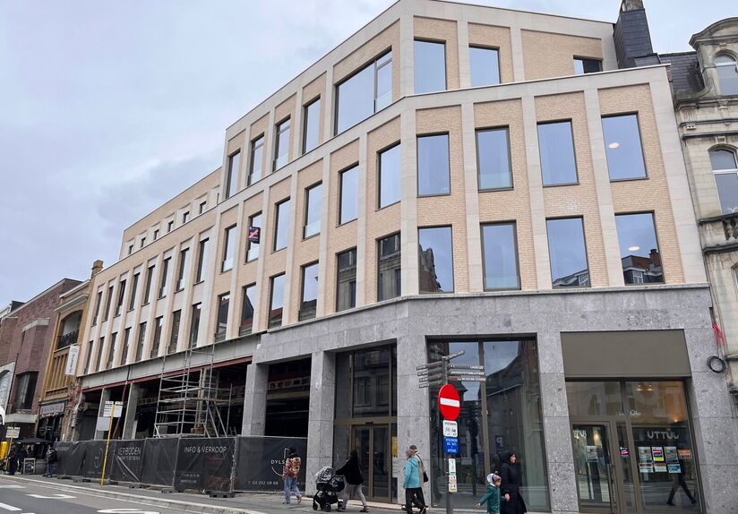 La résidence YOU, située au milieu de la Bondgenotenlaan, est le nouveau lieu de prédilection des étudiants. Ce studio confortable est situé à l'arrière, en rez-de-jardin, et mesure 28 m². Le studio comprend un bureau, une table à manger, une cui