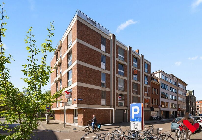 Bienvenue à Louvain ! Idéalement situé en plein centre-ville, à deux pas du cœur animé de la ville, ce charmant studio lumineux de 30 m² au rez-de-chaussée vous attend.
Ici, vous profiterez d'un accès facile à tout ce que Louvain a à offrir. B