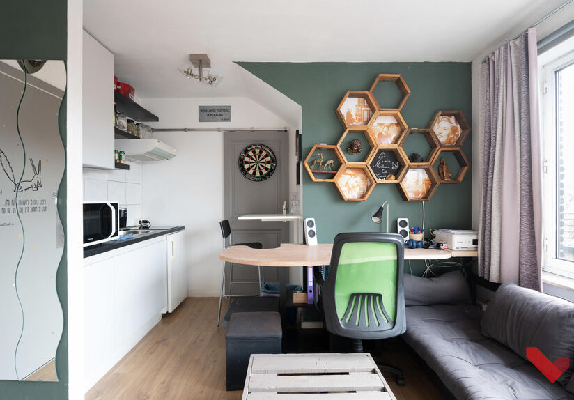 Cozy studio in a quiet neighborhood 

Located in the heart of Leuven, this practically furnished studio with folding bed features a bright living space with open kitchen and desk space.  

The kitchen is equipped with a 2-ring ceramic hob, a fridge and bu