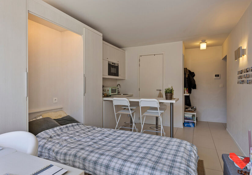 Welcome to this comfortable student studio, ideally located for a carefree student life!

This studio is for individual use only and is fully furnished with a bed, desk, table, bookshelf, and wardrobe. It also has a private equipped kitchen, shower, and t