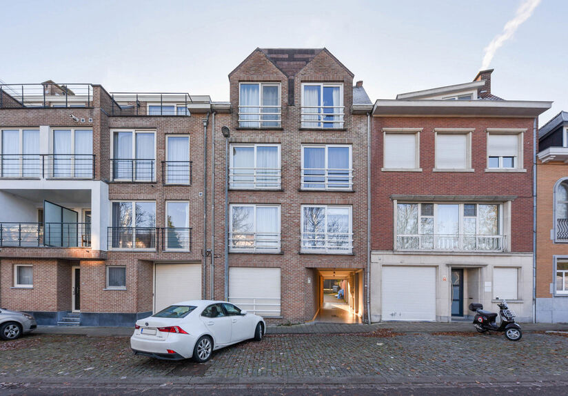 ENKEL VOOR STUDENTEN: Deze dakstudio is gelegen op de vierde verdieping van een kleinschalige residentie op de groene Kardinaal Mercierlaan. Hij is volledig gemeubeld met dubbel bed, bureau, tafel, ingebouwde kitchenette met frigo met diepvries, microgolf